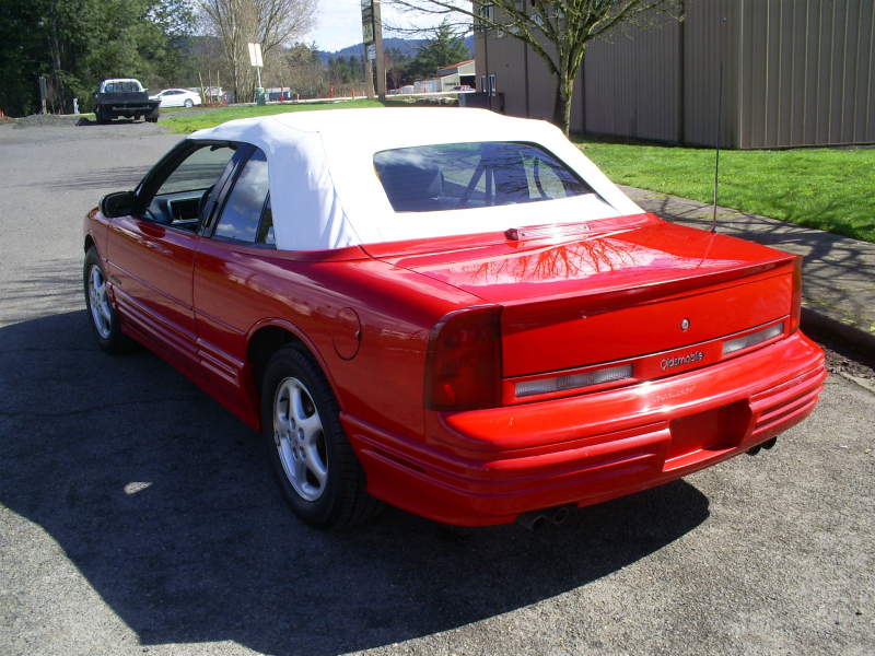 Illustration for article titled For $3,795, Do You Think This 1993 Olds Cutlass Supreme Convertible Will Cut Like A Knife?